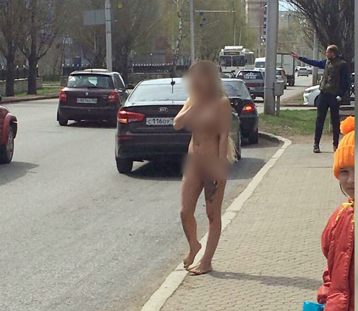 Девушка голая на улице пошло забавится