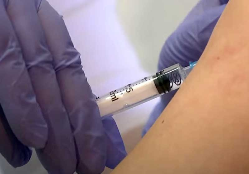 В Минздраве РФ назвали опасные симптомы, возникающие после прививки от COVID-19