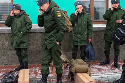 Российским военным начали выдавать сотовые телефоны за 115 тысяч рублей