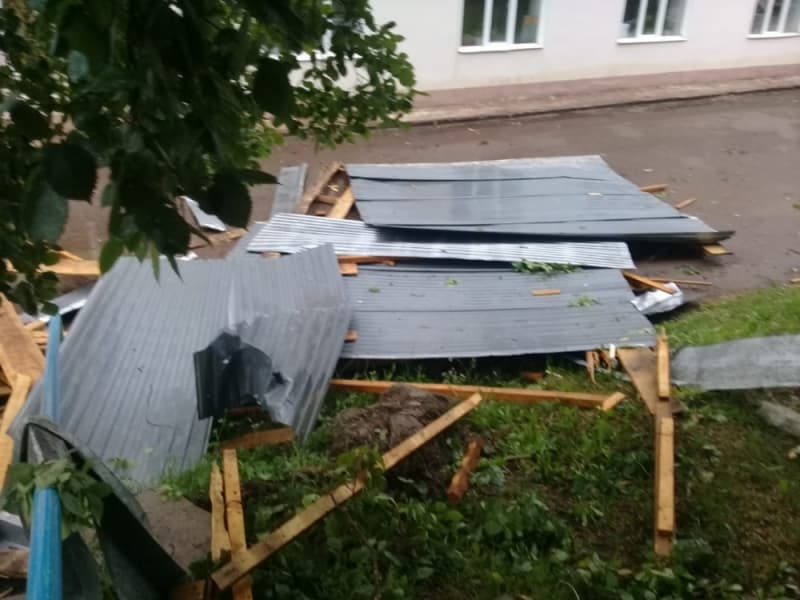 Прокатившийся по Башкирии ураган сорвал крыши с домов и больницы
