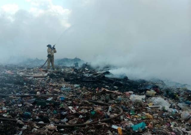 Пожарные продолжают ликвидировать очаги возгорания на мусорном полигоне в Башкирии