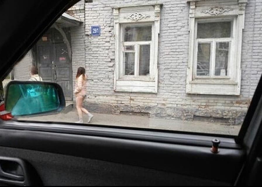 В Уфе девушка разгуливала по улице без штанов и в теплой куртке