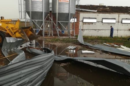 В Стерлитамакском районе ураган сорвал кровлю со здания птицефабрики