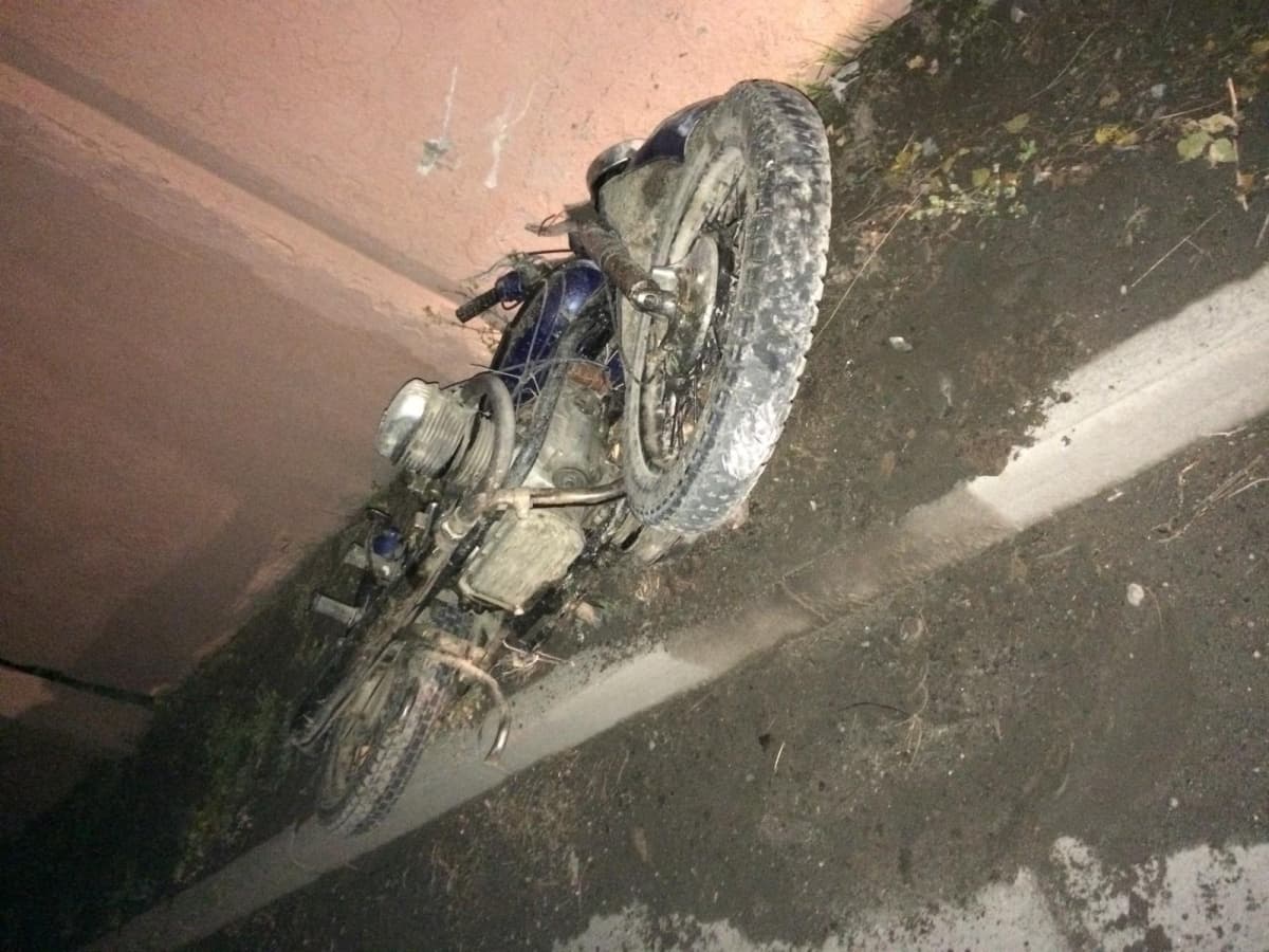 В Белорецке мотоциклист въехал в бетонное ограждение