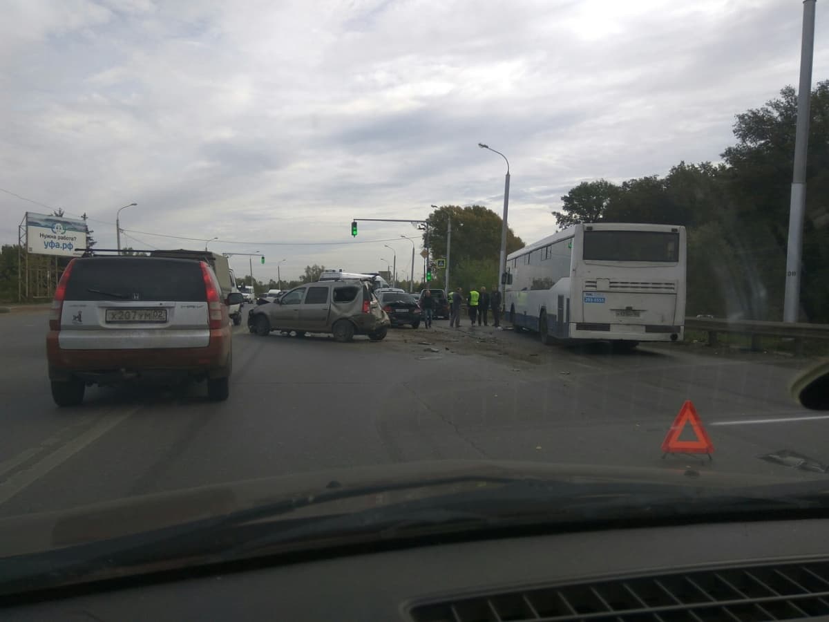 В Уфе произошло массовое ДТП с участием 4 автомобилей и пассажирского автобуса
