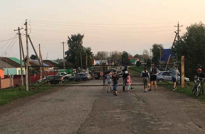 В Стерлитамакском районе жители одной из деревень перекрыли дорогу до Красноусольска