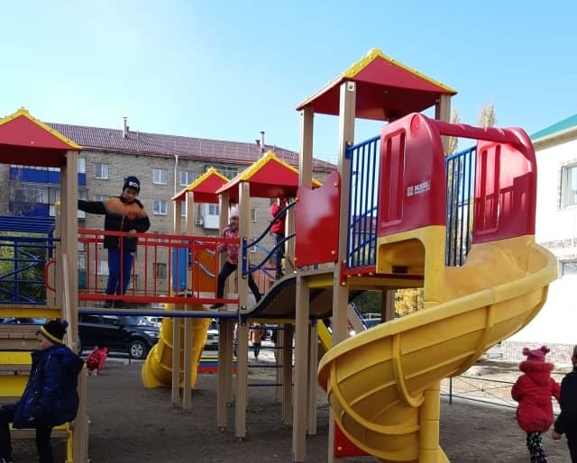 В Сибае в рамках проекта "Башкирские дворики" открыли новую детскую площадку