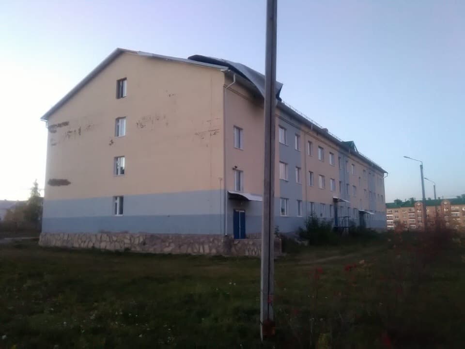 В Белебеевском районе сильным ветром снесло крышу гимназии