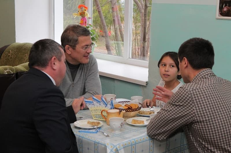 Радий Хабиров посетил детский приют в Зианчуринском районе и пригласил шестиклассницу в гости
