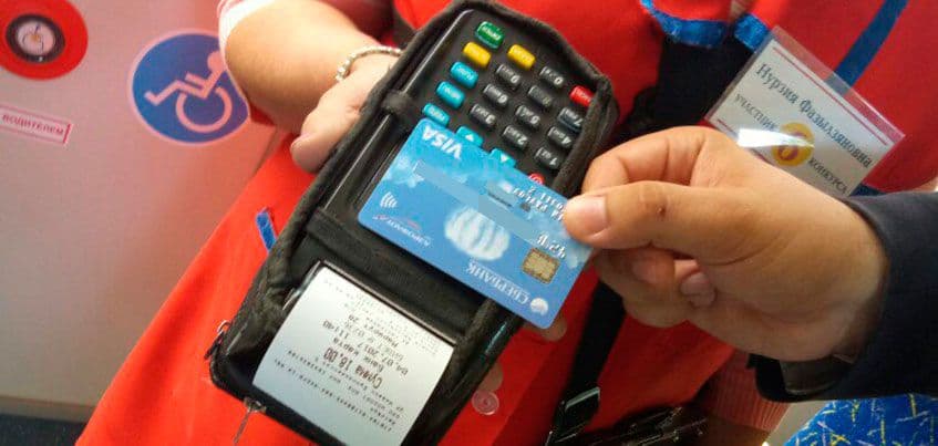 За проезд в автобусах "Башавтотранса" теперь можно расплачиваться картой и с помощью смартфона