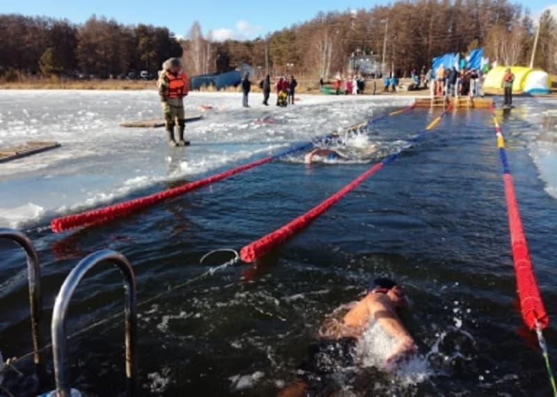 В Учалинском районе Башкирии прошел открытый чемпионат по зимнему плаванию