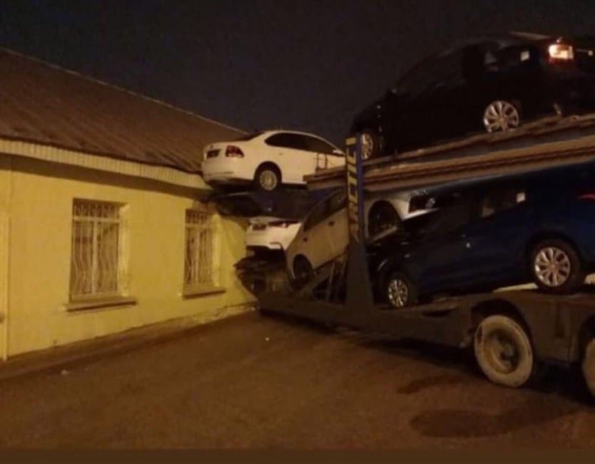 В Уфе грузовик перевозивший автомобили врезался в дом
