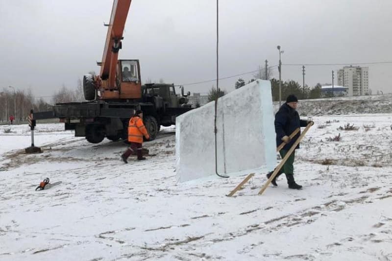Уфа готовится к Новому году: для сказочных городков начали добывать лед