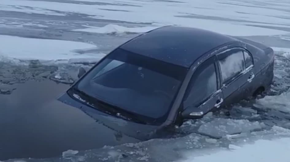 В Абзелиловском районе рыбак отправил свой автомобиль под лед
