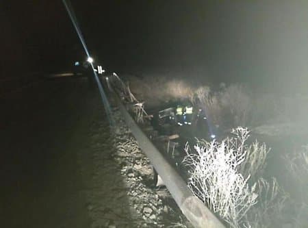 В Мишкинском районе авто протаранило ограждение моста и вылетело в кювет: погибли двое