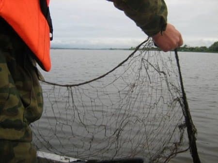 В Федоровском районе судебные приставы конфисковали лодку у браконьера