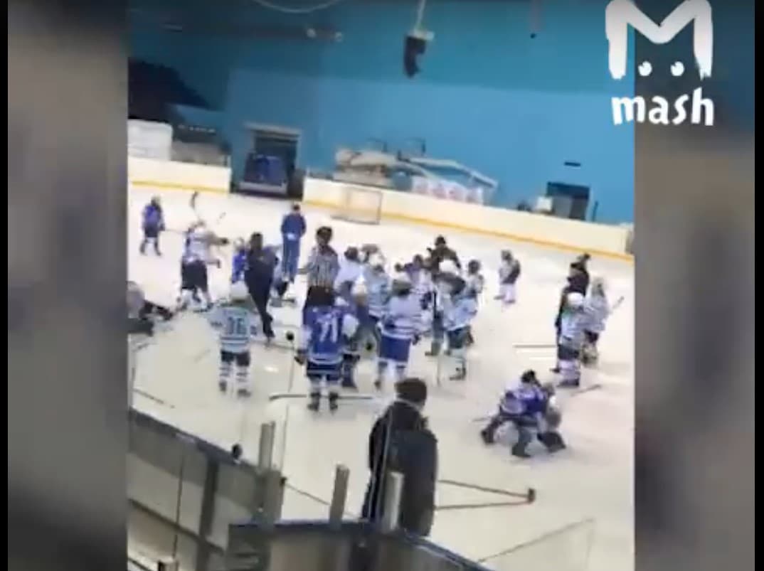 Массовой дракой закончился детский хоккейный матч между командами из Стерлитамака и Уфы (видео)