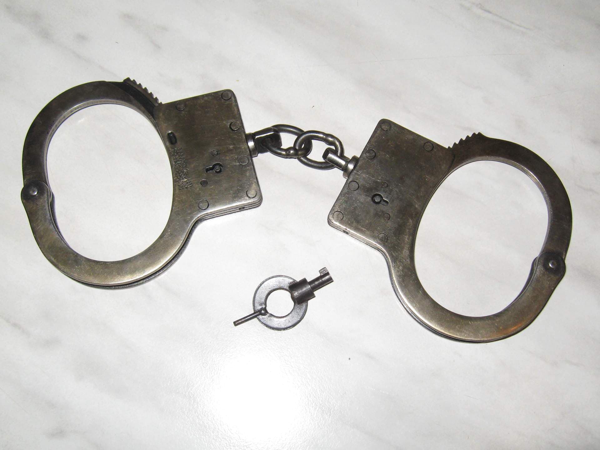 В России для полицейских закупят наручники «Нежность» на сумму более 26 млн рублей