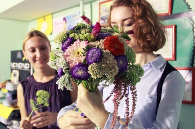 Врачам и учителям могут разрешить принимать в подарок только цветы и канцтовары