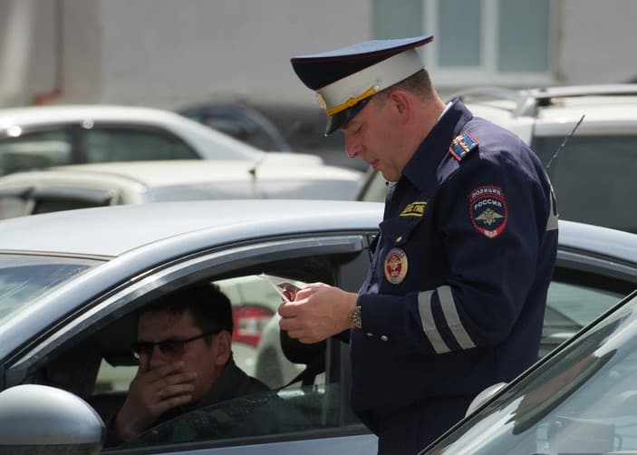 Водителям могут разрешить не предоставлять инспекторам водительские права