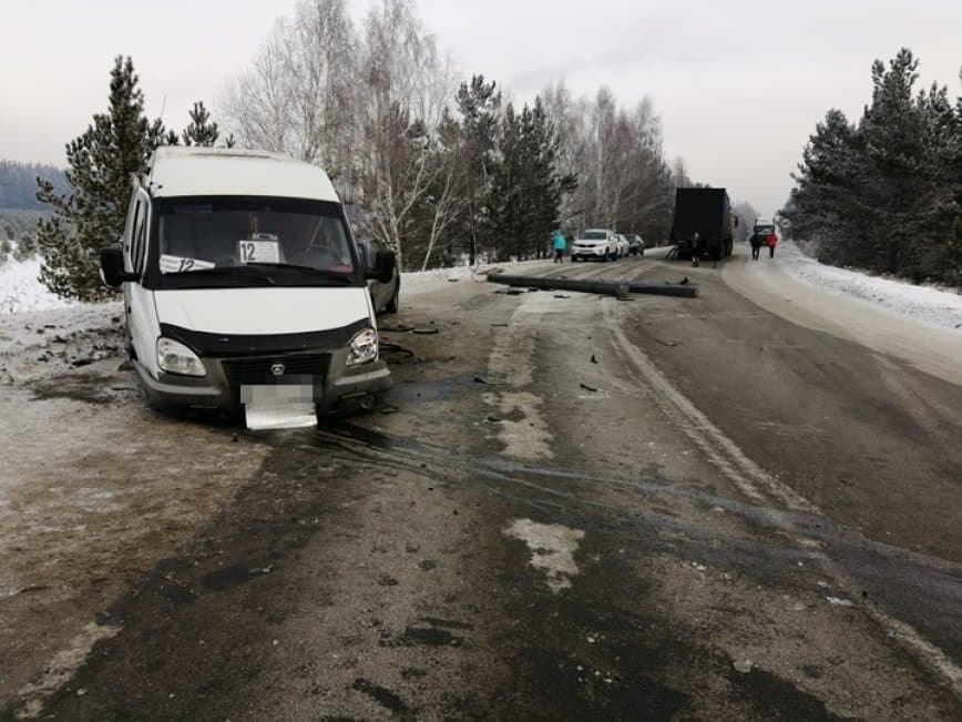В Белорецком районе выпавшая из грузовика арматура повредила встречный автобус