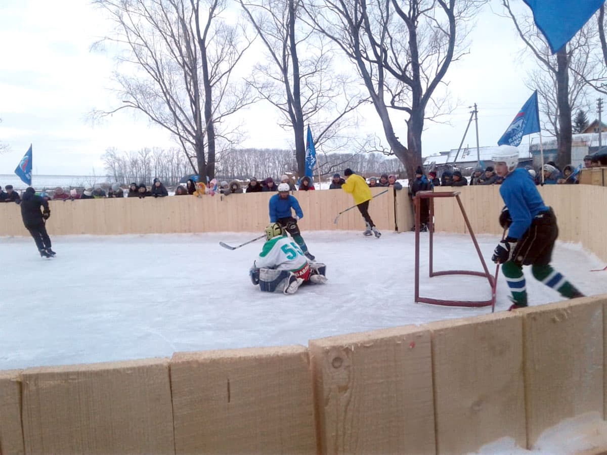 В Аургазинском районе открыли новую хоккейную площадку