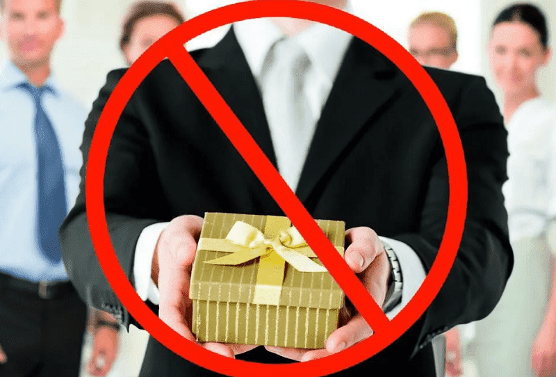 Радий Хабиров запретил чиновникам дарить другу другу в праздники подарки