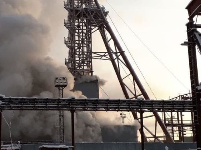 На шахте в Соликамске бушует пожар: в стволе шахты запертыми оказались рабочие из Башкирии