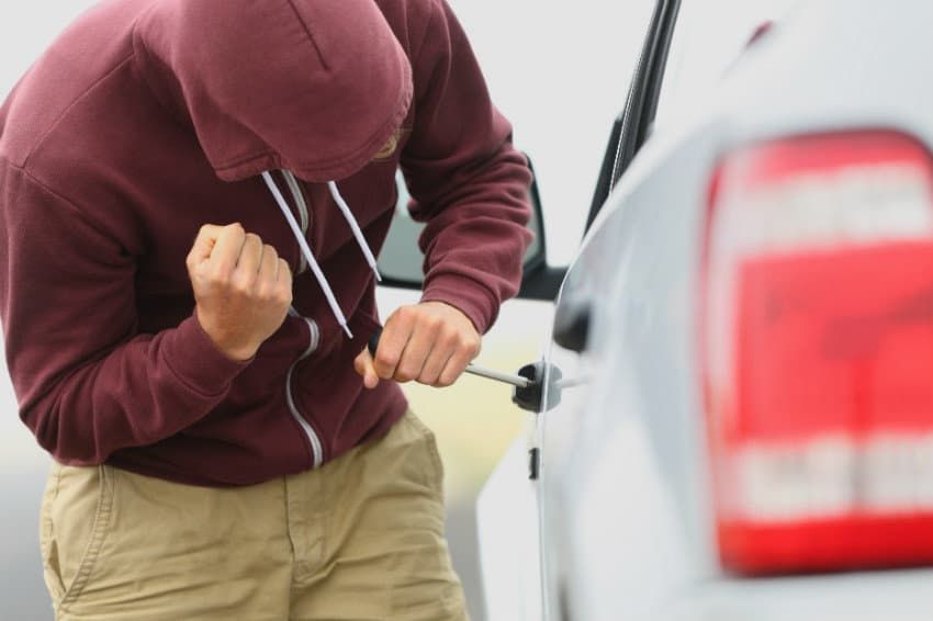В Стерлитамаке пьяный мужчина похитил автомобиль вместе с семьей владельца