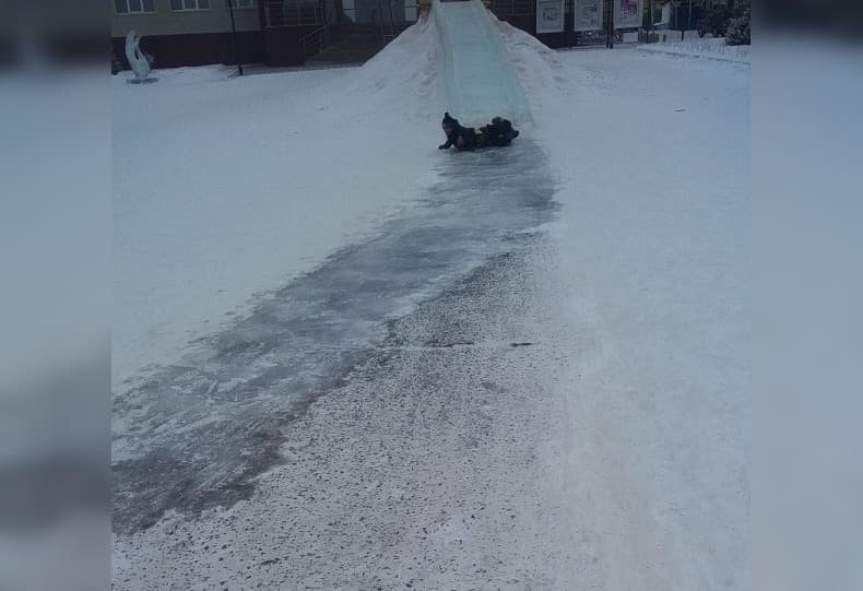 Жители Шаранского района пожаловались на опасную ледяную горку