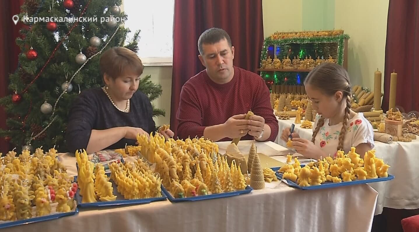 В Кармаскалинском районе семья увлечена необычным хобби: производством восковых свечей