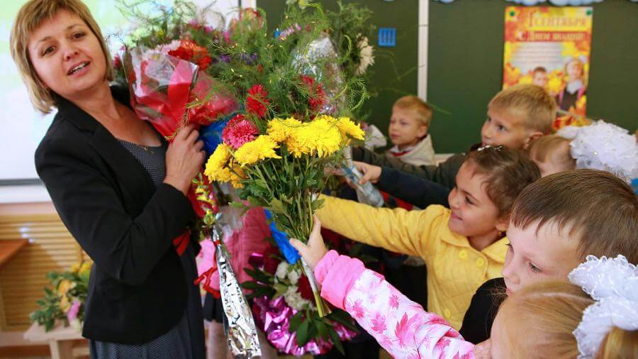 "Единороссы" хотят законодательно разрешить учителям и врачам получать подарки