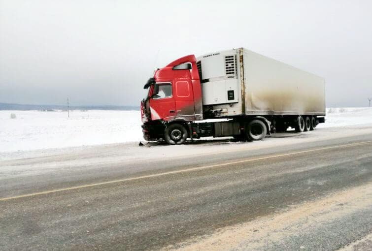 В Туймазинском районе Башкирии внедорожник на огромной скорости врезался в грузовик