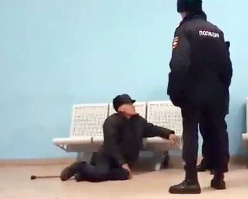 В Башкирии уволили полицейского, который сбросил пожилого человека со скамейки