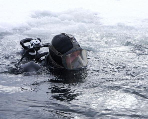 В Уфе мужчина, переходя реку, провалился под лед: его ищут спасатели