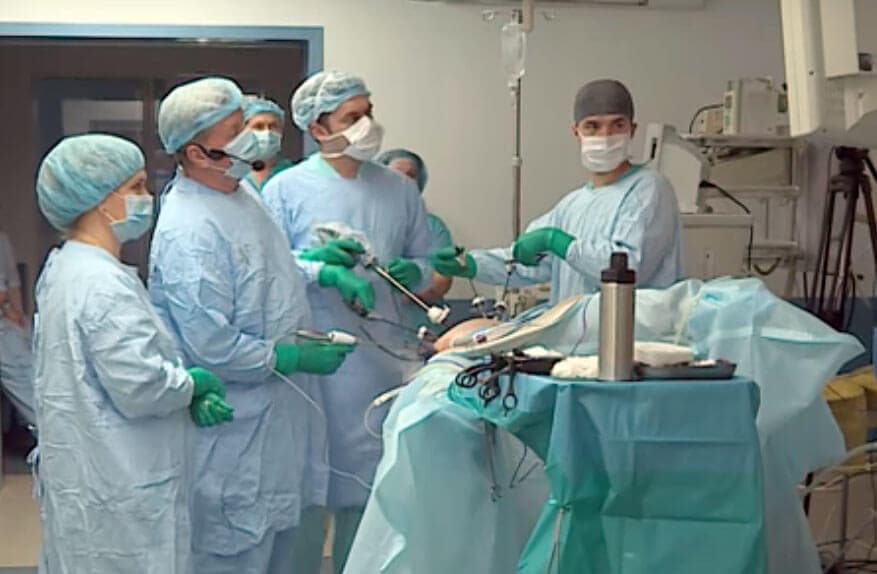 В Башкирии хирурги в режиме онлайн удалили пациентке опухоль