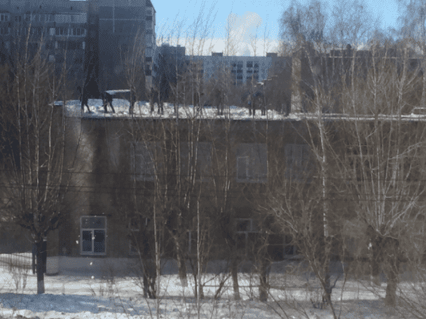 В Мелеузе студенты очищали крышу учебного заведения от снега без страховки