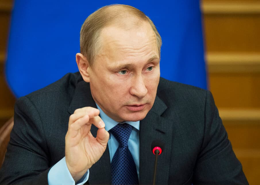 Владимир Путин приказал освободить учителей и врачей от подоходного налога