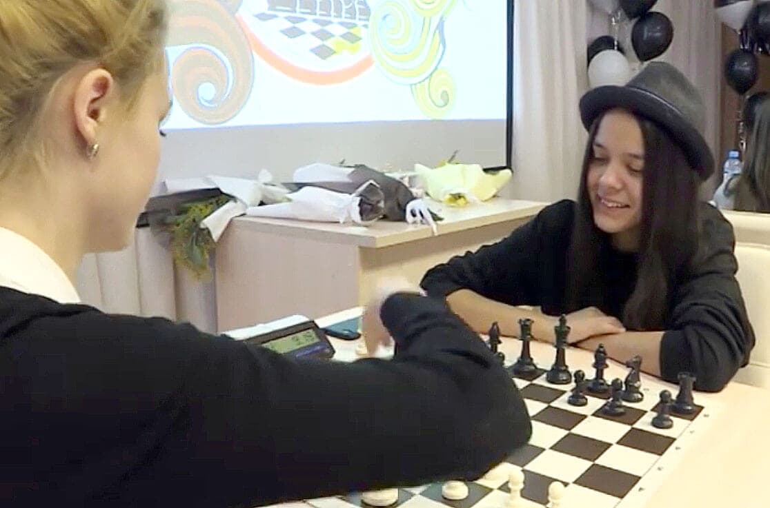 "Блондинки против брюнеток": в Уфе прошел шахматный турнир среди девушек
