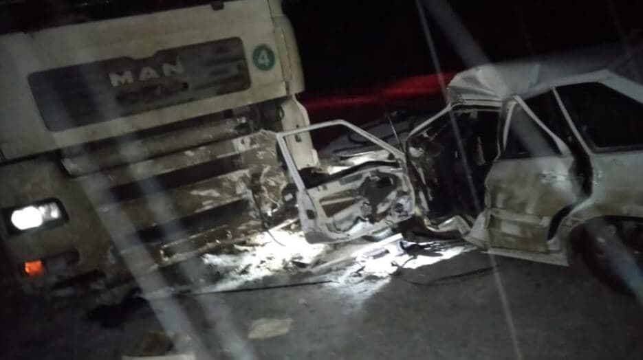 Авария в Абзелиловском районе: легковушка врезалась в стоящий на обочине грузовик