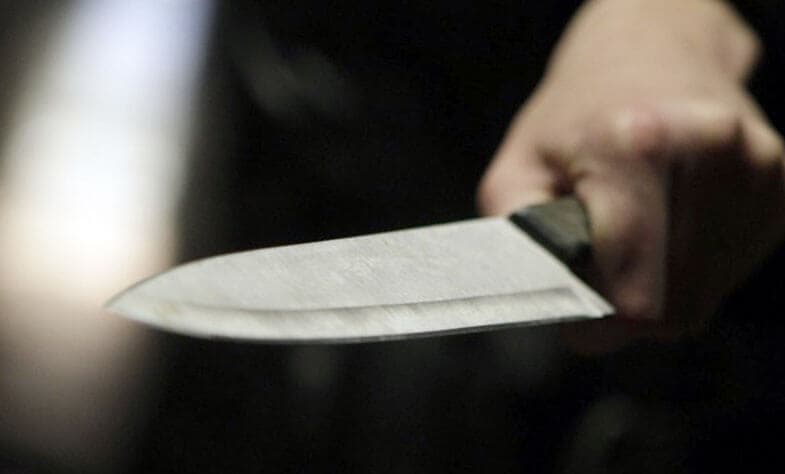 В Калтасинском районе мужчина исколол ножом родственницу