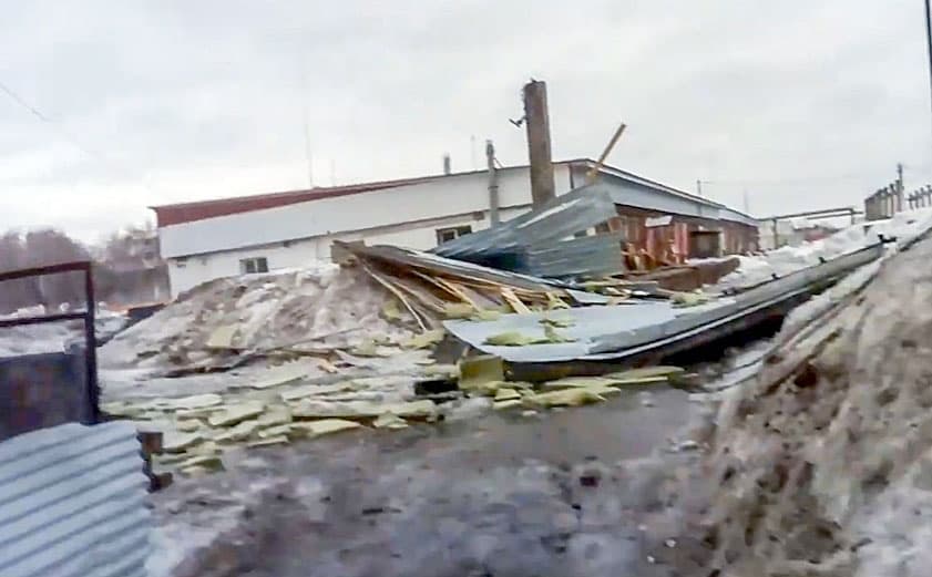 В Стерлитамаке порывом ветра сорвало кровлю здания мясокомбината | видео