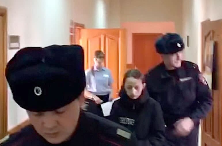В Уфе, после выписки из больницы, арестовали женщину выбросившую ребенка из окна | видео