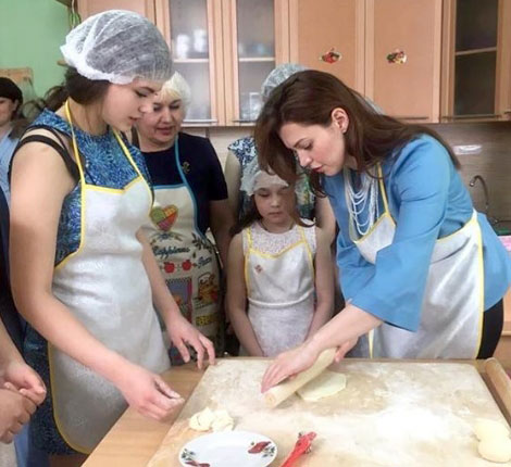 Каринэ Хабирова, вместе с воспитанниками детдома Стерлитамака, приготовила кыстыбый