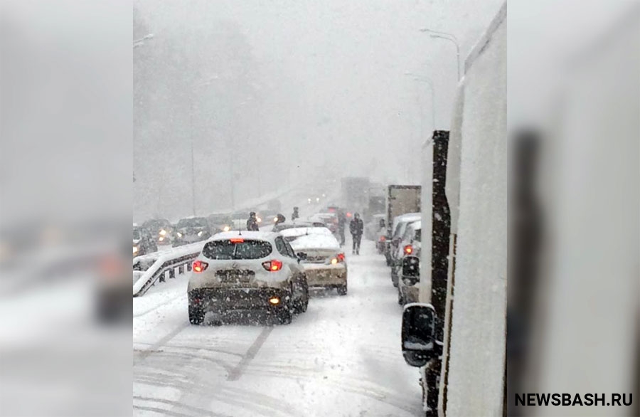 Массовая авария стала причиной длинной пробки на трассе Уфа-Казань
