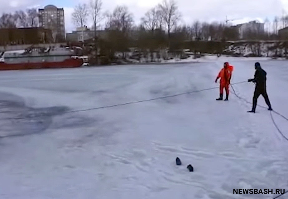 В Уфе на переправе мужчина безуспешно пытался спасти провалившегося под лед приятеля