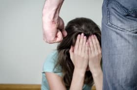В Стерлитамаке в ходе ссоры мужчина едва не задушил жену на глазах у ребенка