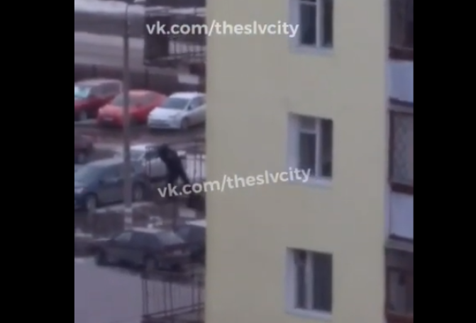 В Салавате спасли мужчину повисшего на балконе 7 этажа | видео