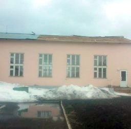 В Ермекеевском районе ветром сорвало крышу спортзала школы в деревне Старошахово