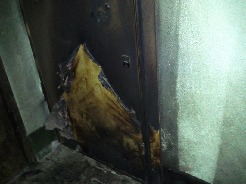 В городе Октябрьский мужчина разозлился на девушку и поджег дверь общежития